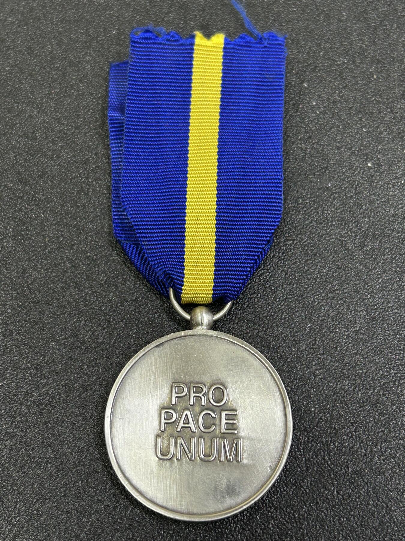 西秦中古拍卖第七十九期  西欧联盟服役奖章 通常被称为西欧联盟奖章，是一项国际军事勋章，授予参与或支持在西欧联盟旗帜下开展的行动的军事和文职人员。该奖章是在1994年12月20日举行的西欧联盟理事会会议上设立的，2011年已停止颁发