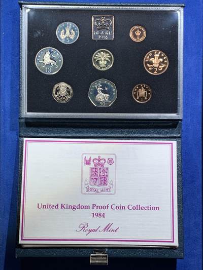 《竞宝斋》第467场 周日，周一 2场连拍 （全场包邮）欢迎送拍 - 英国1984年精制套币，带1枚1英镑苏格兰蓟精制币，8枚币，盒证齐全，品相精美，高档盒装