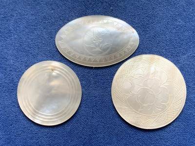 《竞宝斋》第467场 周日，周一 2场连拍 （全场包邮）欢迎送拍 - 三枚一组 英国一线回流清螺钿贝母筹码，圆形椭圆型，圆形素片呈现出贝母天然纹路，珠光水润，另外两枚满工花卉精雕。
