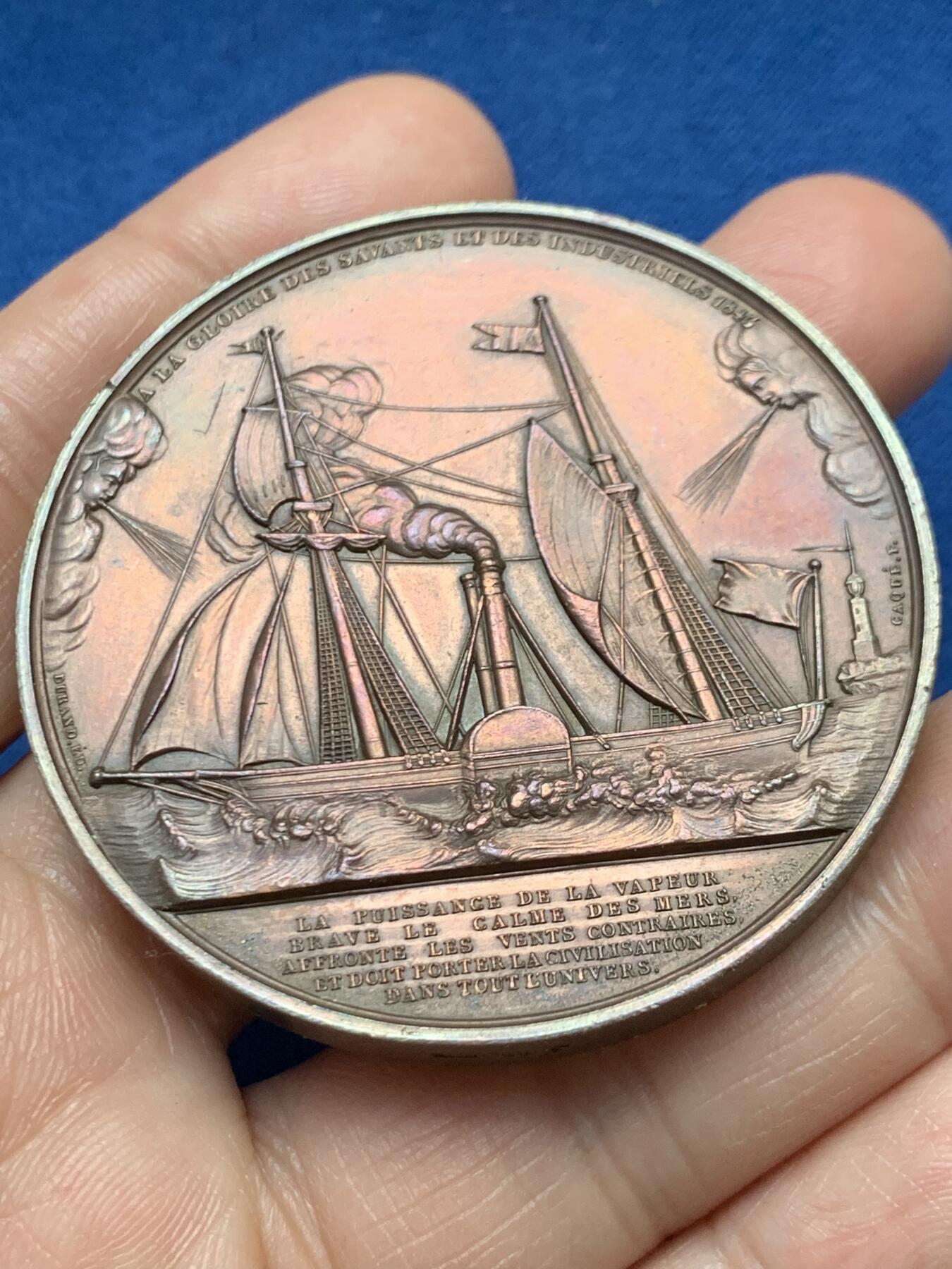 《竞宝斋》第467场 周日，周一 2场连拍 （全场包邮）欢迎送拍 1843年法国荣耀科学家和工业家艺术大奖章，该章由著名雕刻家Caque设计雕刻，稀见品，值得收藏，双面高浮雕，雕刻精细，直径：52.2mm，重：73.75g，船首铜标边铭。