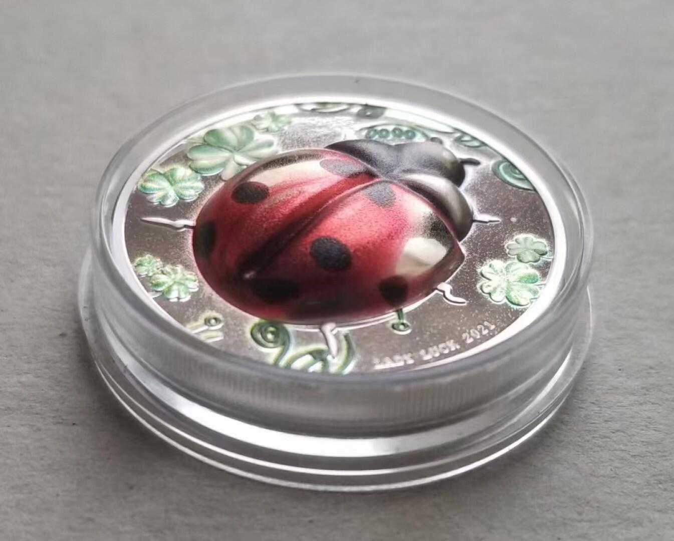 ❤️【币观天下】❤️ 第343期钱币秒杀拍卖场- 2026.3.6周五晚上6点半场 长期征集拍品  帕劳2021年幸运瓢虫1盎司高浮雕彩色银币，带证书包装