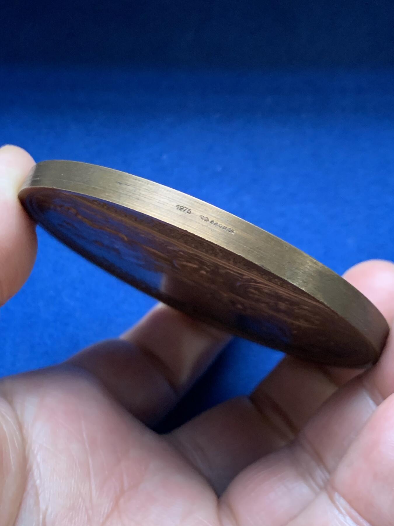 《竞宝斋》第467场 周日，周一 2场连拍 （全场包邮）欢迎送拍 太阳王路易十四在法荷战争中征服弗朗什-孔泰地区铸章，原铸为雕刻师 Jean Mauger（莫拉特），该枚为后铸版。71毫米，166克大章，1975 丰饶角铜标，稀少品种。