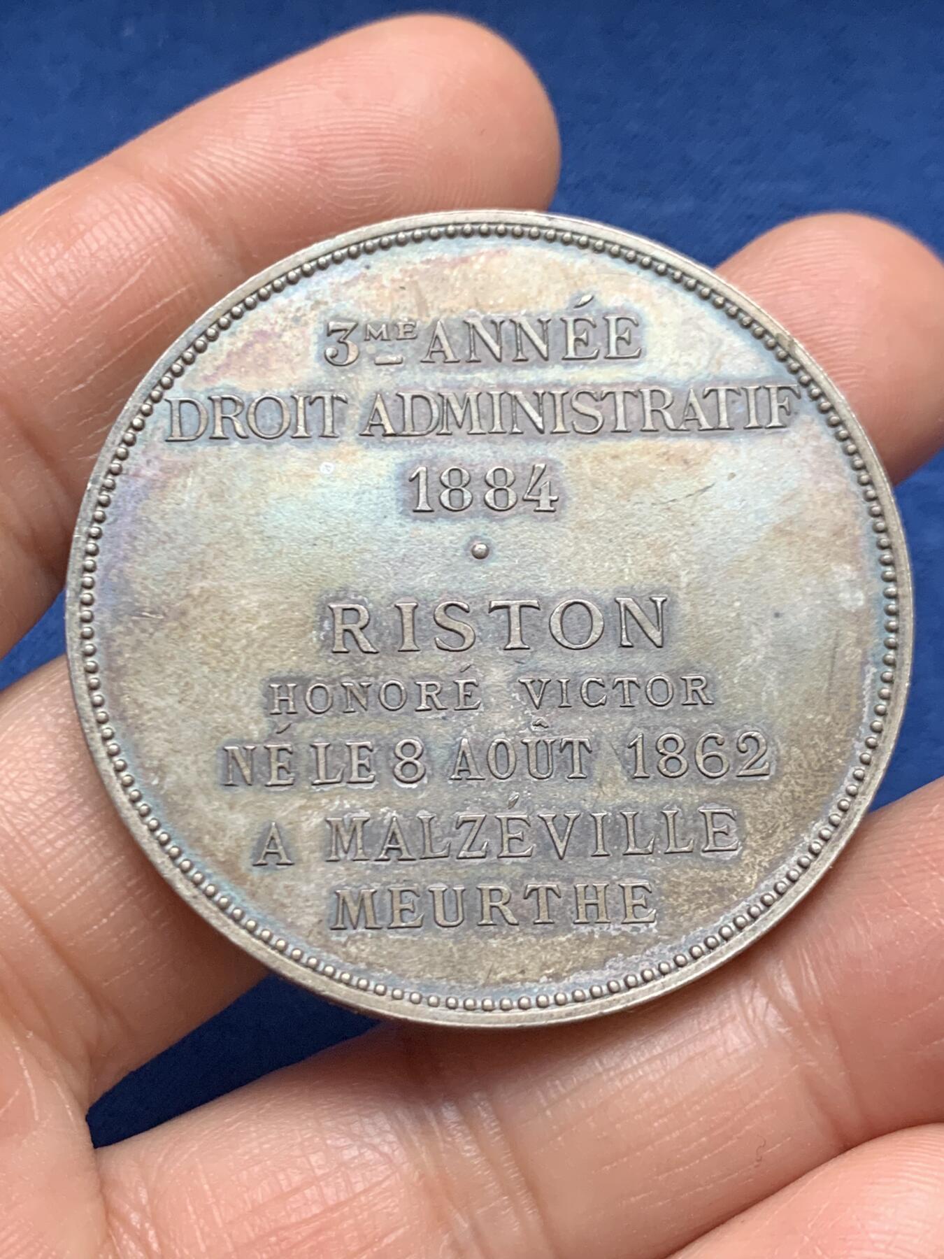 《竞宝斋》第467场 周日，周一 2场连拍 （全场包邮）欢迎送拍 1884年法兰西大学普瓦捷法学院纪念大银章 50克 45.2mm 丰饶角银标