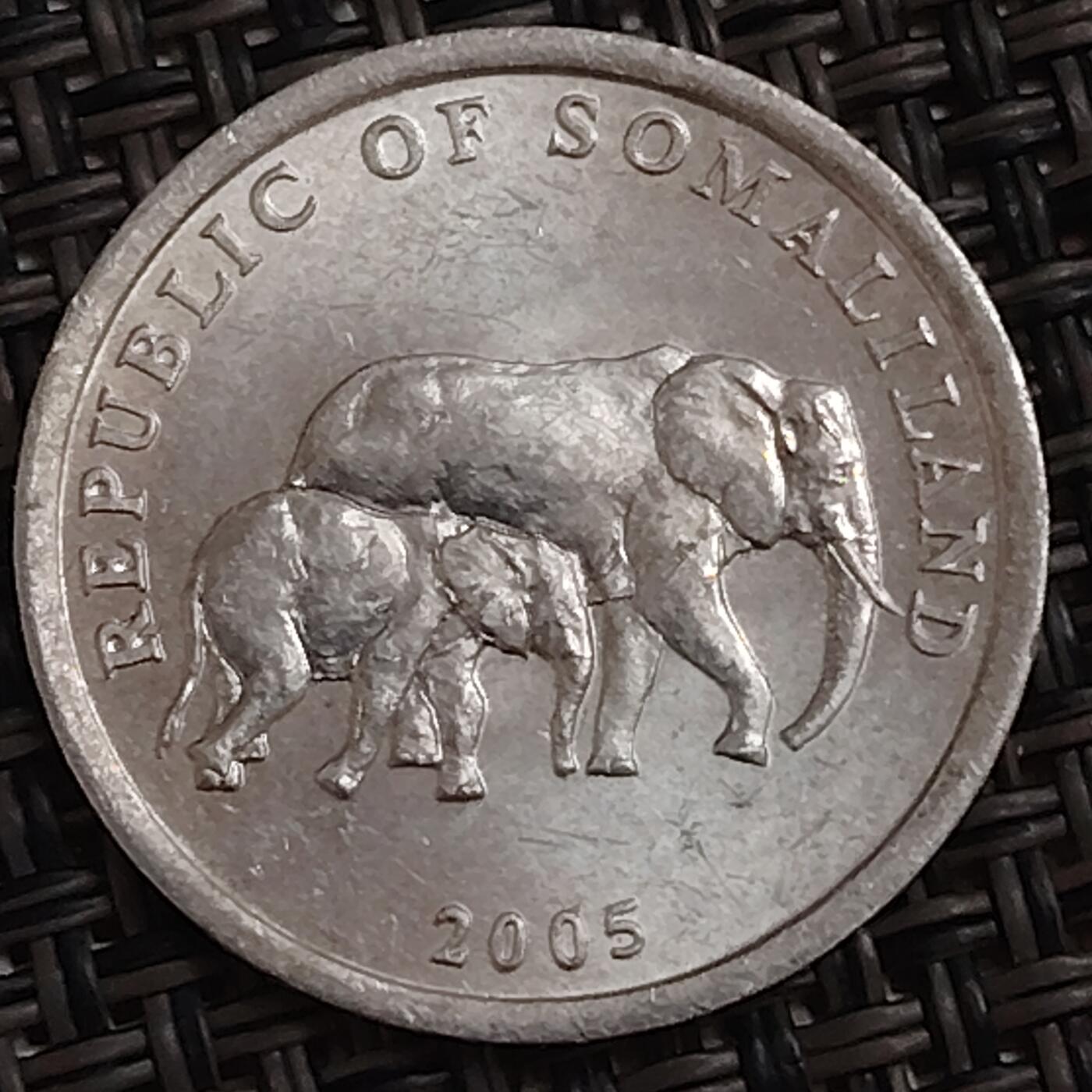 布加迪🐬～世界钱币(上海)🌾第 278 期 /  各国套币和散币 索马里兰 2005年 5先令铝币 母子象图案～C1