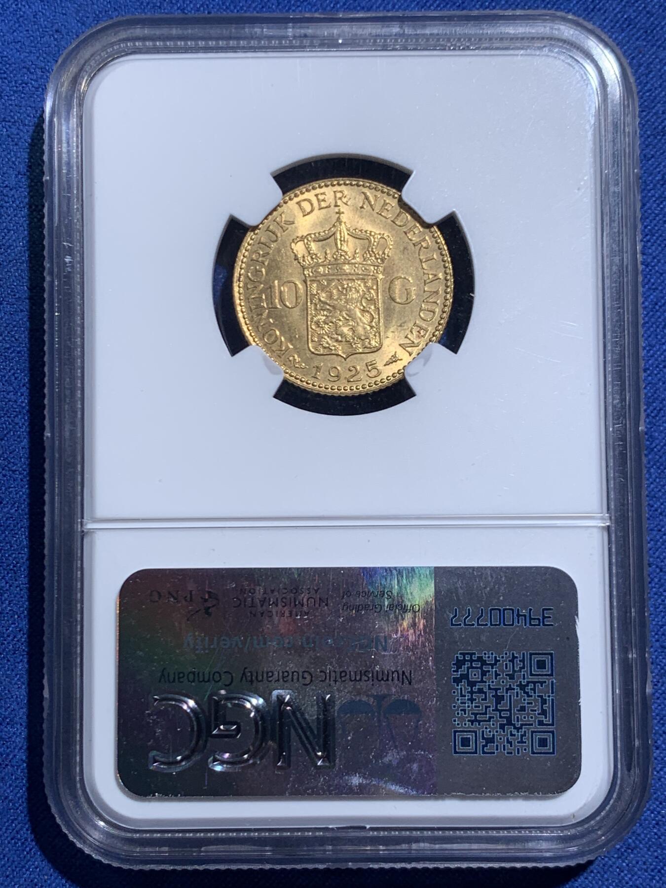《竞宝斋》第467场 周日，周一 2场连拍 （全场包邮）欢迎送拍 NGC MS64 荷兰1925年威廉明娜女王10盾金币，高分适合收藏，6.72g，900金。