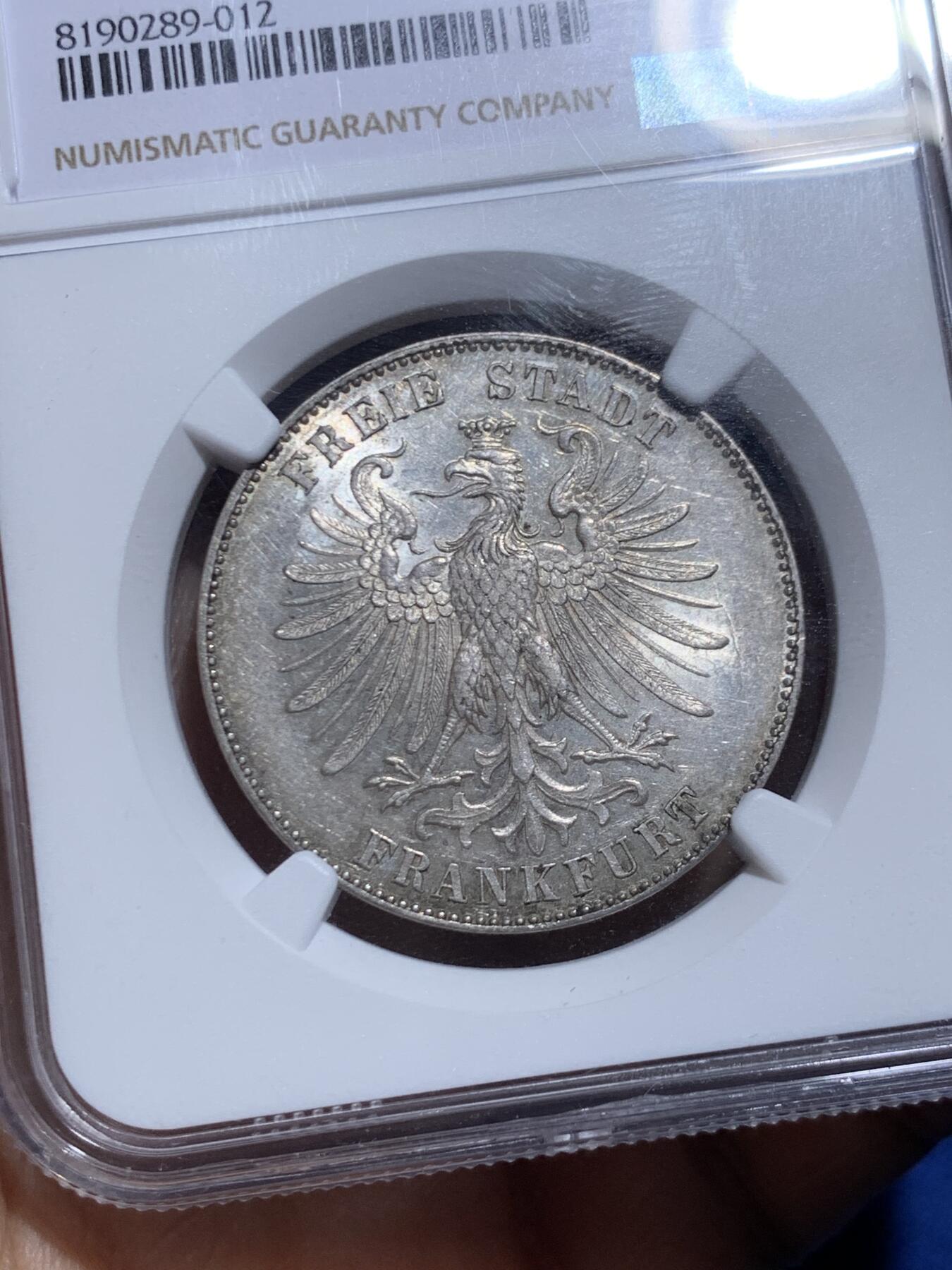 《竞宝斋》第467场 周日，周一 2场连拍 （全场包邮）欢迎送拍 NGC MS62 德国1859年法兰克福纪念席勒1泰勒银币，非常不错的一枚。