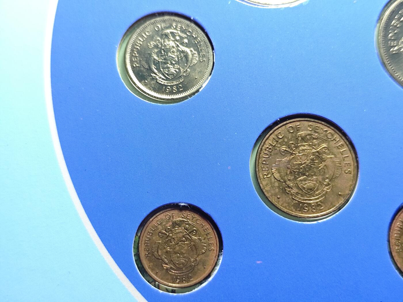 KK钱币收藏小铺   套币 批量/好品散币专场 2月预留时间 周末发货  1982塞舌尔东西面值清年一套