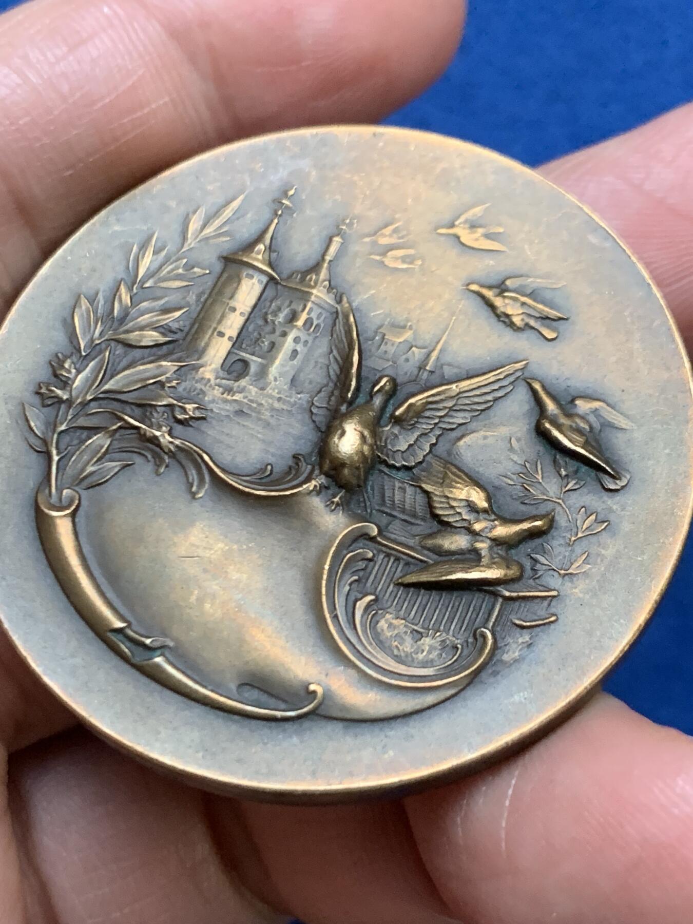 《竞宝斋》第467场 周日，周一 2场连拍 （全场包邮）欢迎送拍 法国巴黎鸽子协会奖章，直径：44.2mm，重：39.4g，三角铜标边铭。