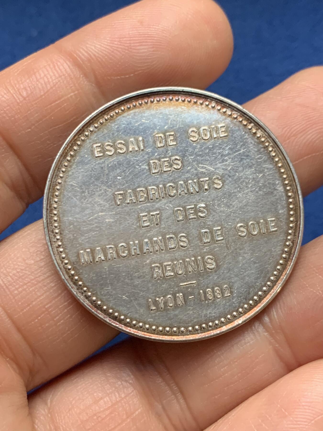 《竞宝斋》第467场 周日，周一 2场连拍 （全场包邮）欢迎送拍 法国里昂丝绸制造商与经销商联合纪念银章 22.5克 36.7mm 丰饶角银标