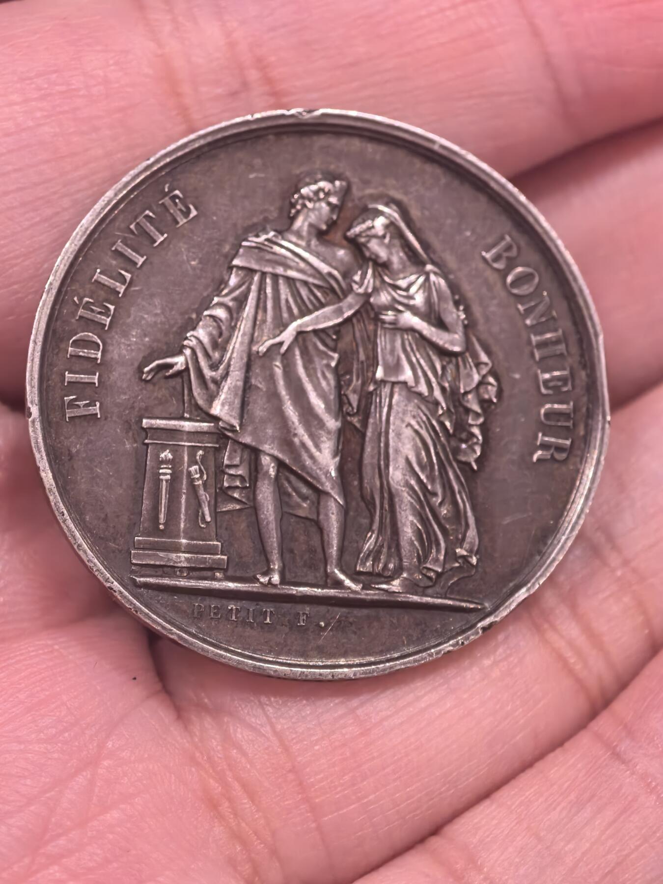 欧洲银章和银币 法国“忠诚与幸福”结婚纪念银章解读 这是一枚由法国著名章牌雕刻师 路易-米歇尔·珀蒂（Louis-Michel Petit，1791-1844） 设计的银质结婚纪念章，属于19世纪法国新古典主义章牌艺术的经典之作。