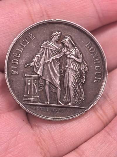 欧洲银章和银币 - 法国“忠诚与幸福”结婚纪念银章解读 这是一枚由法国著名章牌雕刻师 路易-米歇尔·珀蒂（Louis-Michel Petit，1791-1844） 设计的银质结婚纪念章，属于19世纪法国新古典主义章牌艺术的经典之作。