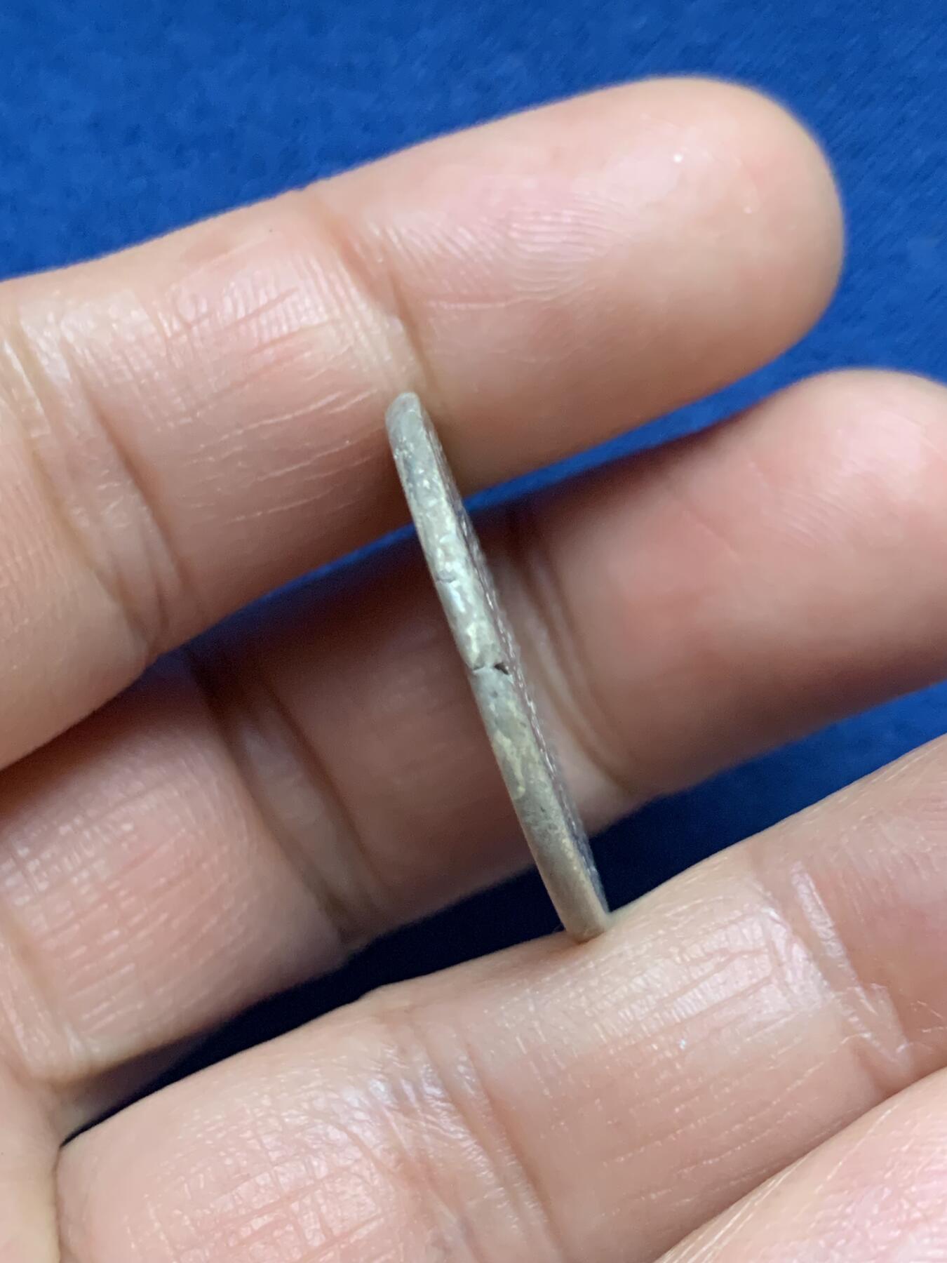 《竞宝斋》第467场 周日，周一 2场连拍 （全场包邮）欢迎送拍 新疆喀造光绪银元三钱 锈大清洗后腐蚀比较严重 品相不好 汉字面感觉有焊接痕迹 细节见图