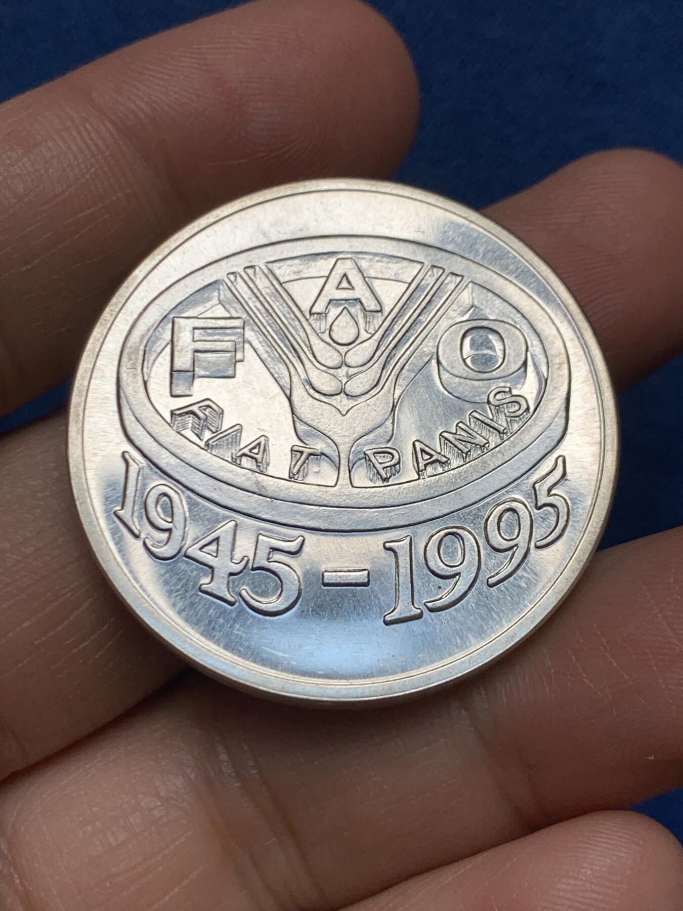 《竞宝斋》第467场 周日，周一 2场连拍 （全场包邮）欢迎送拍 罗马尼亚1995年粮食与农业组织成立50周年纪念银币 27.5g 925银