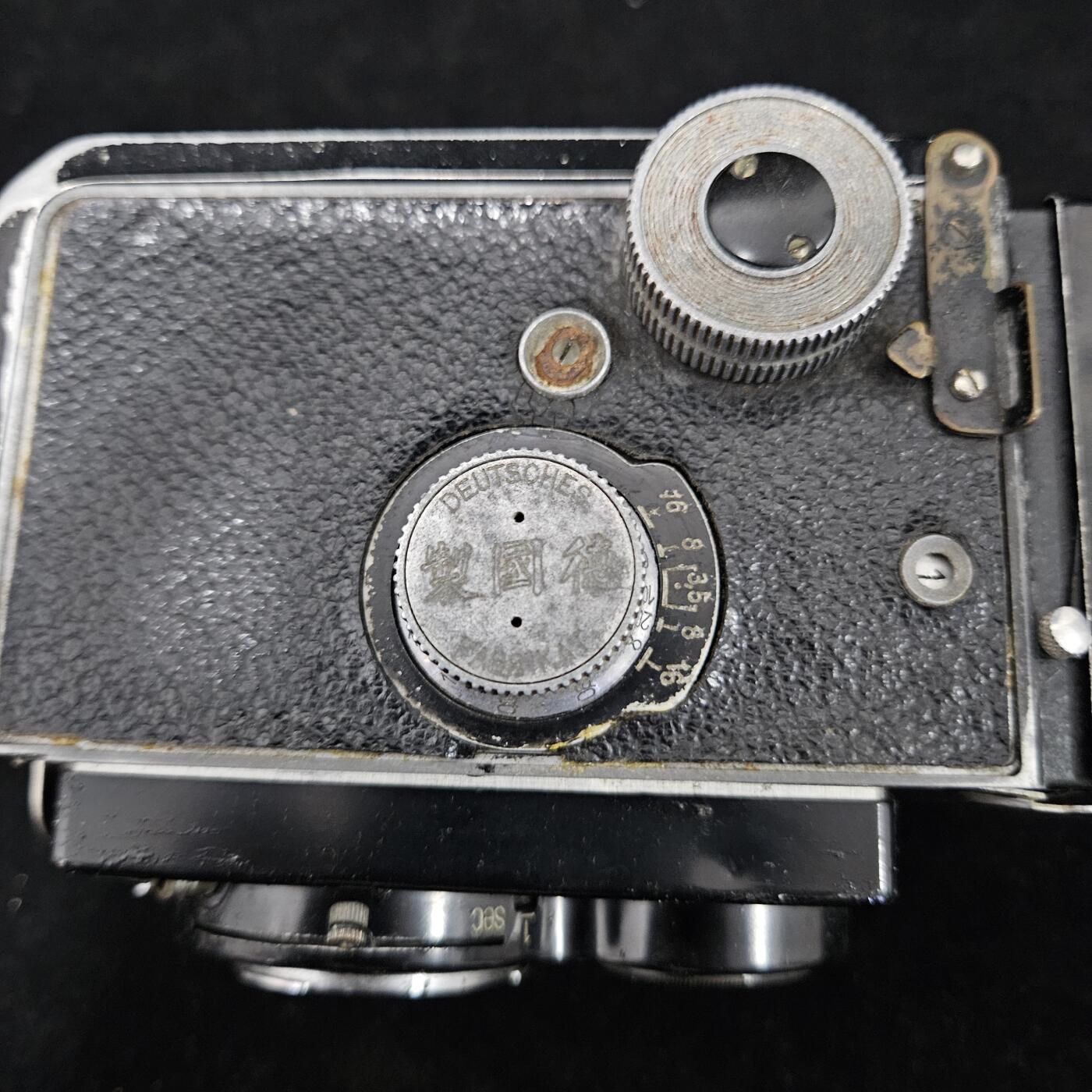 0元起拍勋章 第336期 咸鱼国勋章拍卖专场 3月4日（周三）下午6：00开始 罕见战前德国出口国民政府的Rolleicord Il型1936-1937年生产正值抗日战争产量只有30542台，此版本为出口中国的版本，出口中国数量不足10,000台，光学方面看着正常，其他方面没有胶片也不懂使用方法无法测试
