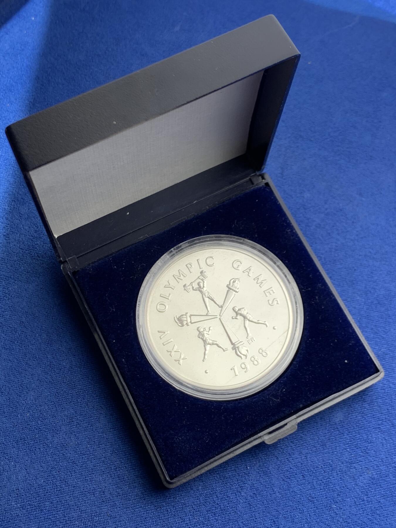 《竞宝斋》第467场 周日，周一 2场连拍 （全场包邮）欢迎送拍 萨摩亚1988年汉城奥运会大银币 27g 925银 带盒