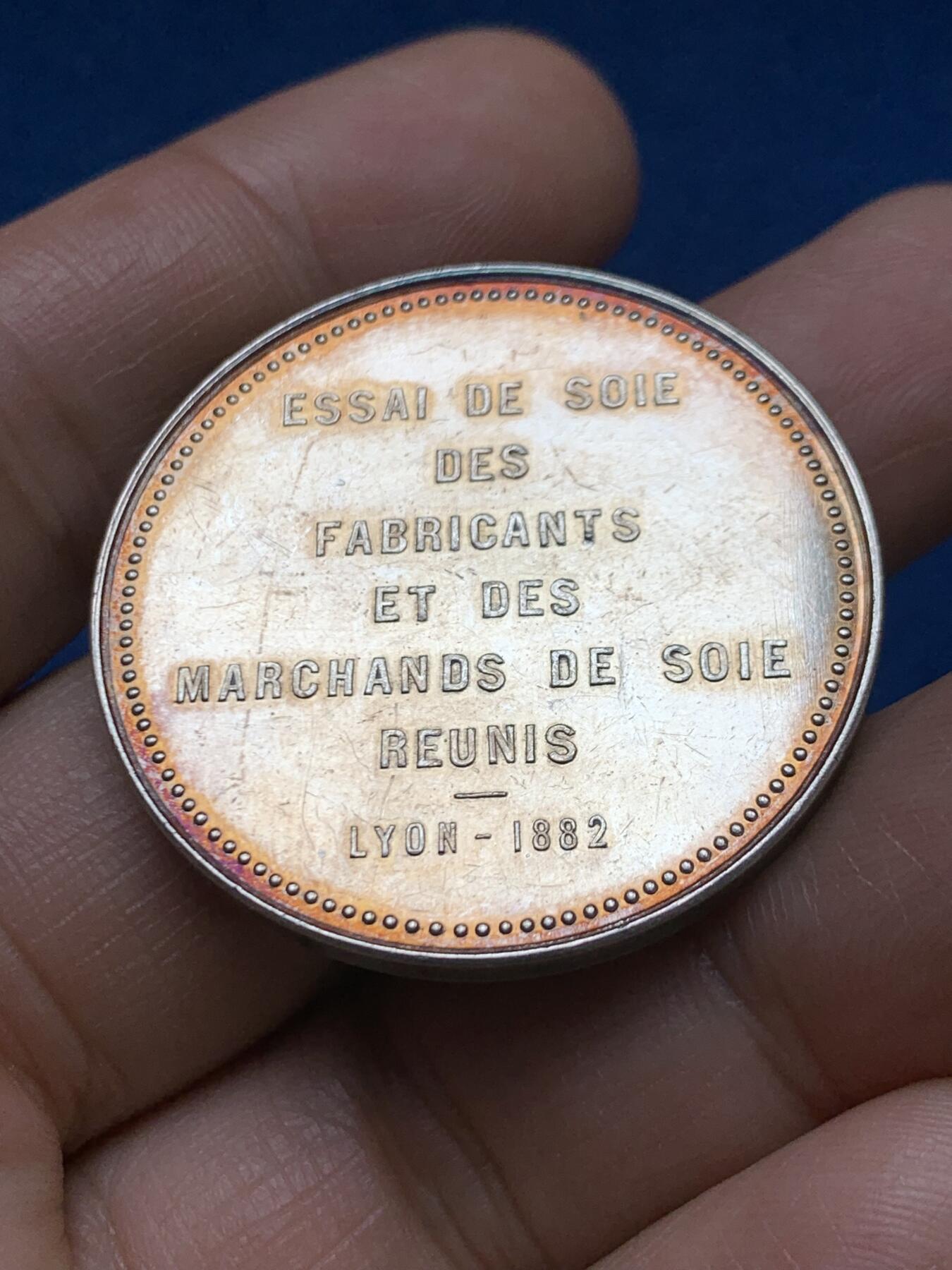 《竞宝斋》第467场 周日，周一 2场连拍 （全场包邮）欢迎送拍 法国里昂丝绸制造商与经销商联合纪念银章 22.5克 36.7mm 丰饶角银标