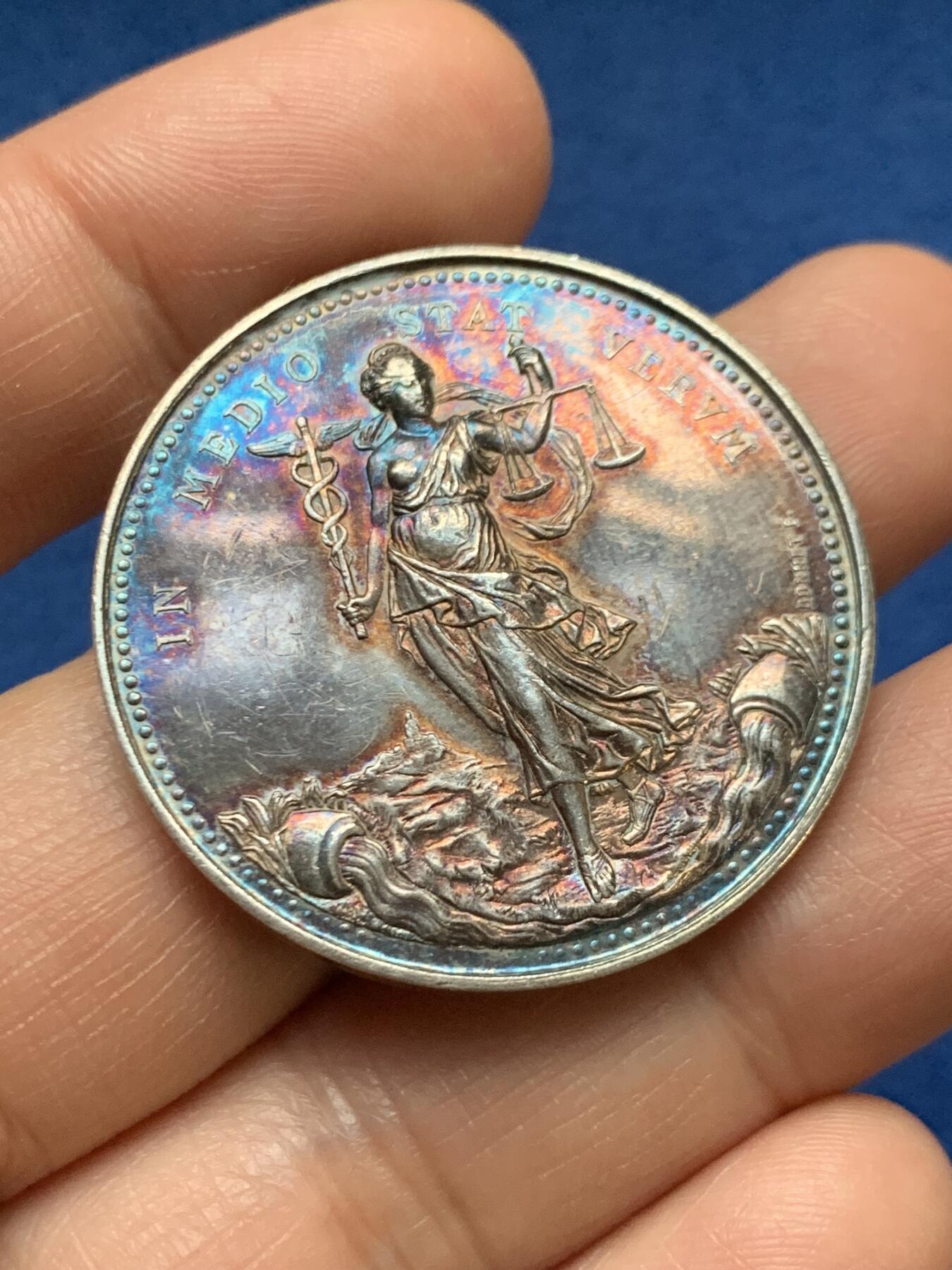 《竞宝斋》第467场 周日，周一 2场连拍 （全场包邮）欢迎送拍 法国里昂丝绸制造商与经销商联合纪念银章 22.5克 36.7mm 丰饶角银标