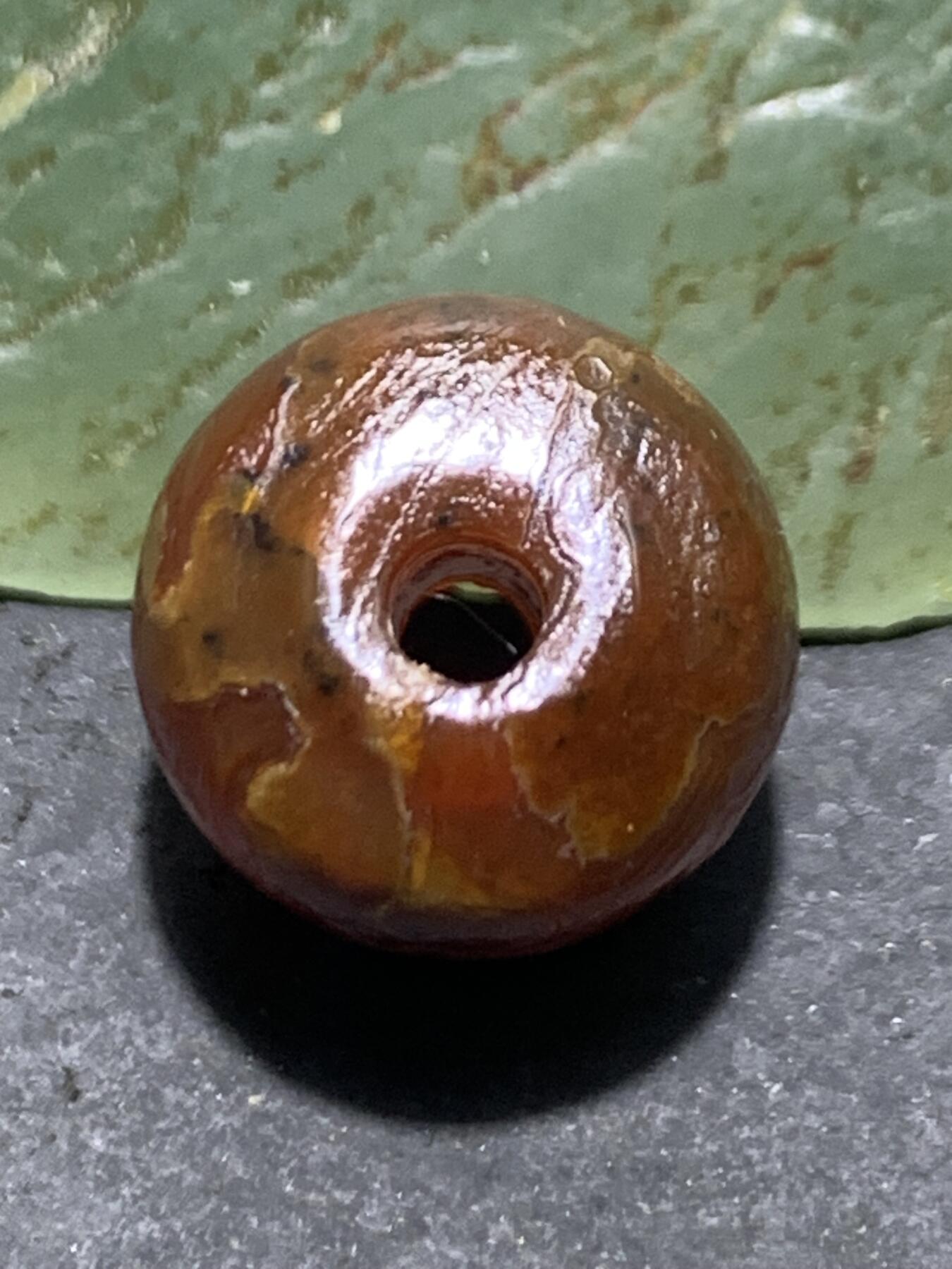 高玉化风化纹酒红玛瑙随形桶珠一颗