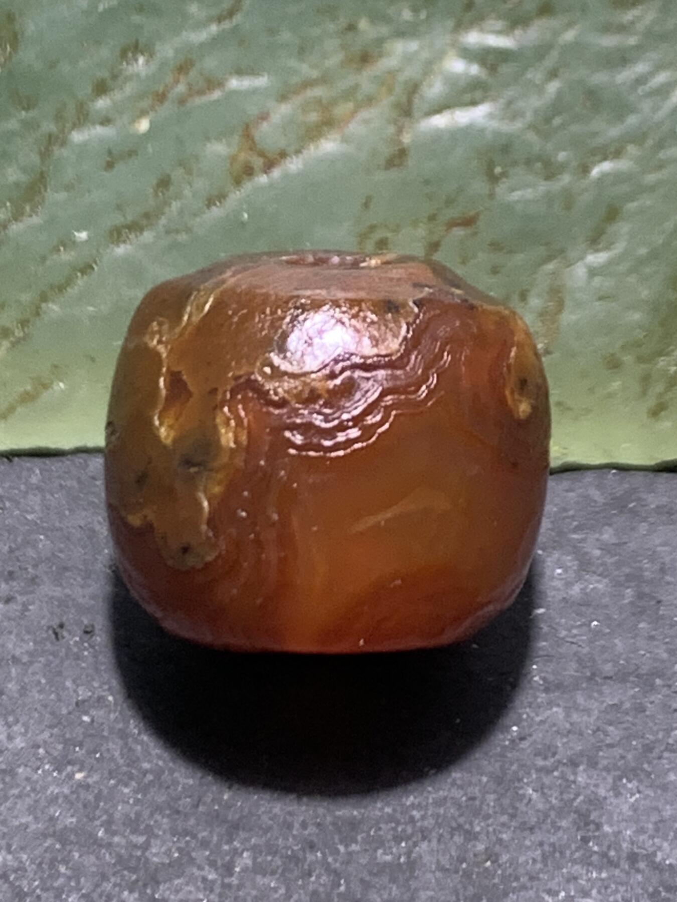 高玉化风化纹酒红玛瑙随形桶珠一颗