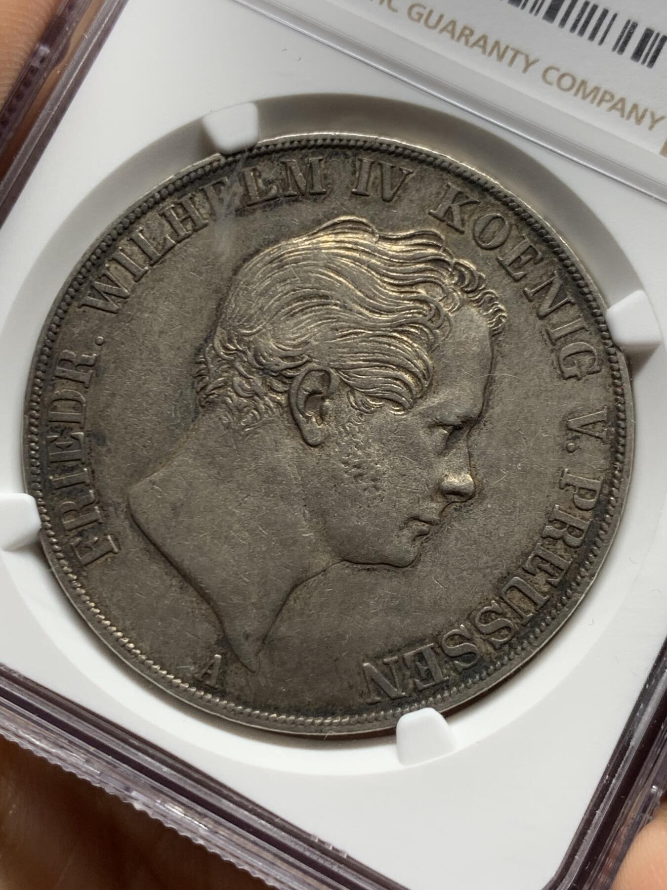 《竞宝斋》第467场 周日，周一 2场连拍 （全场包邮）欢迎送拍 NGC AUD 德国1845年威廉四世2泰勒，经典纸袋包浆，n严评了，原icg 53 .这枚的观感还是很不错的，比一些有分的要好。45年发行量比41年要少不少