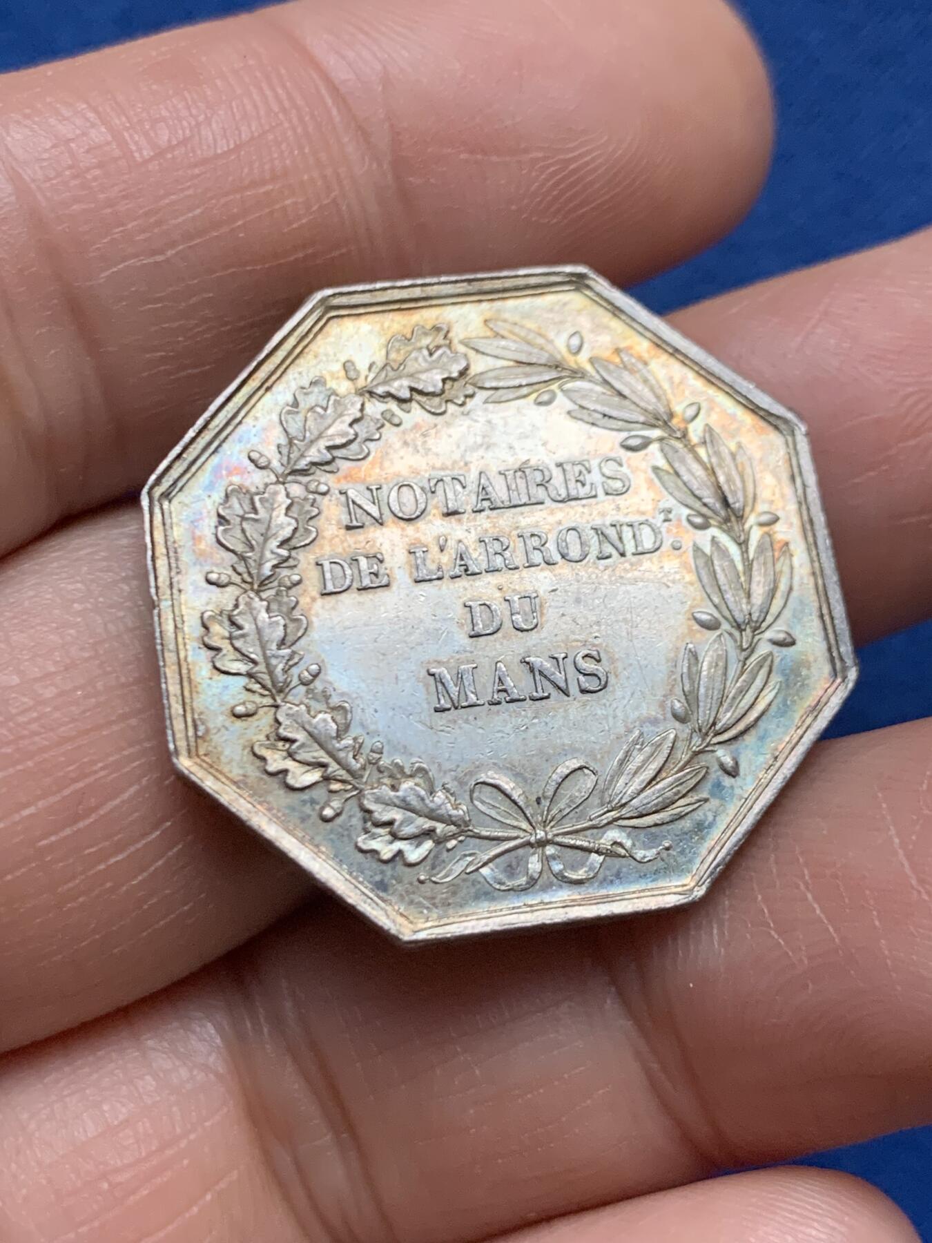 《竞宝斋》第467场 周日，周一 2场连拍 （全场包邮）欢迎送拍 法国曼斯公证人八角银质代币，蜜蜂边铭，正面是蛇形缠绕的镜子和书籍，背面是曼斯地区公证人协会，直径：28.6mm，重量：11.5g