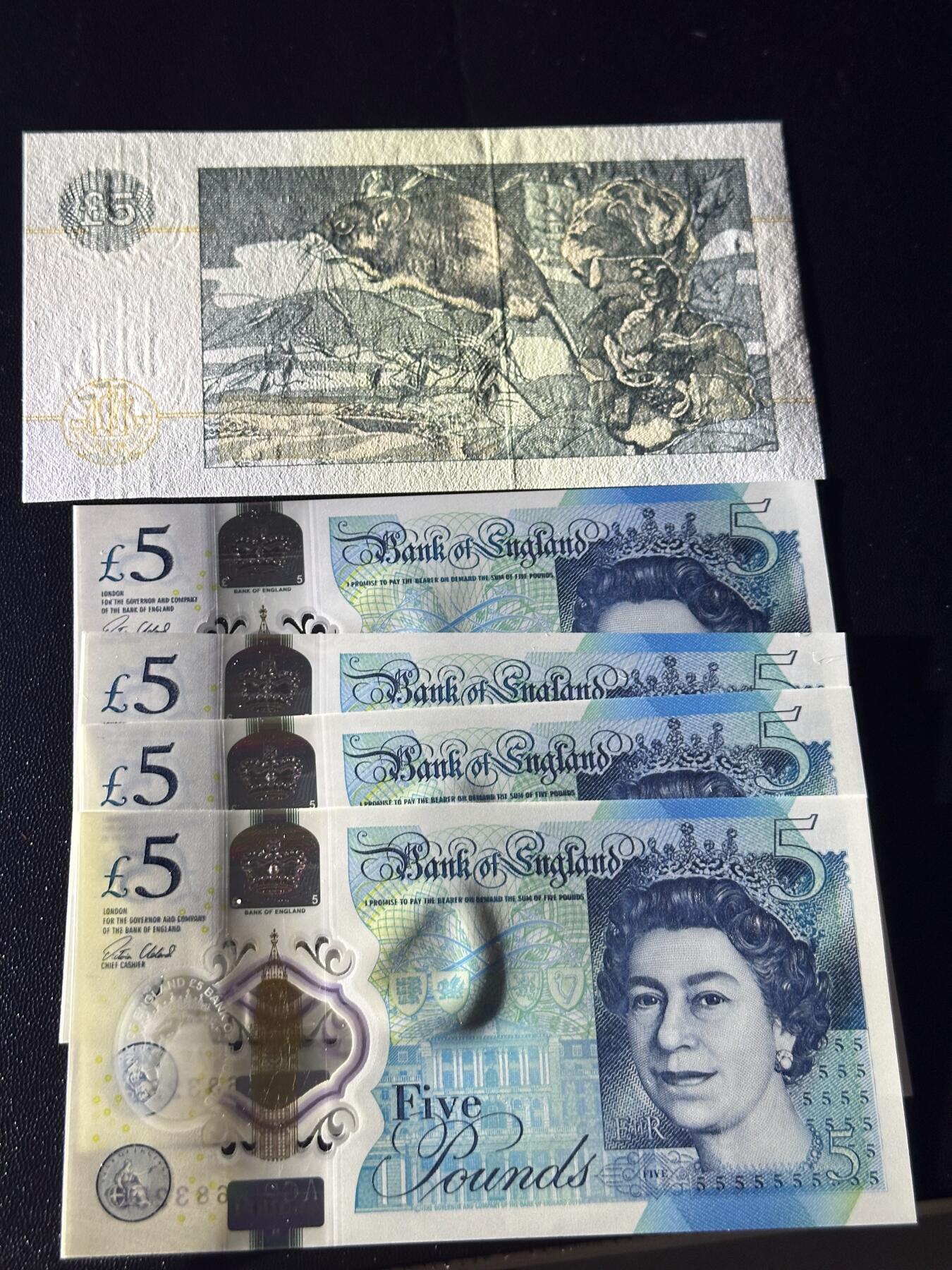 《外钞收藏家》第六百一十四期（精选场）（长期征集拍品、欢迎藏友们联系合作） 苏格兰克莱斯戴尔银行5镑+女王版塑料钞5镑尾55、66两对同号 一起5张 全新UNC
