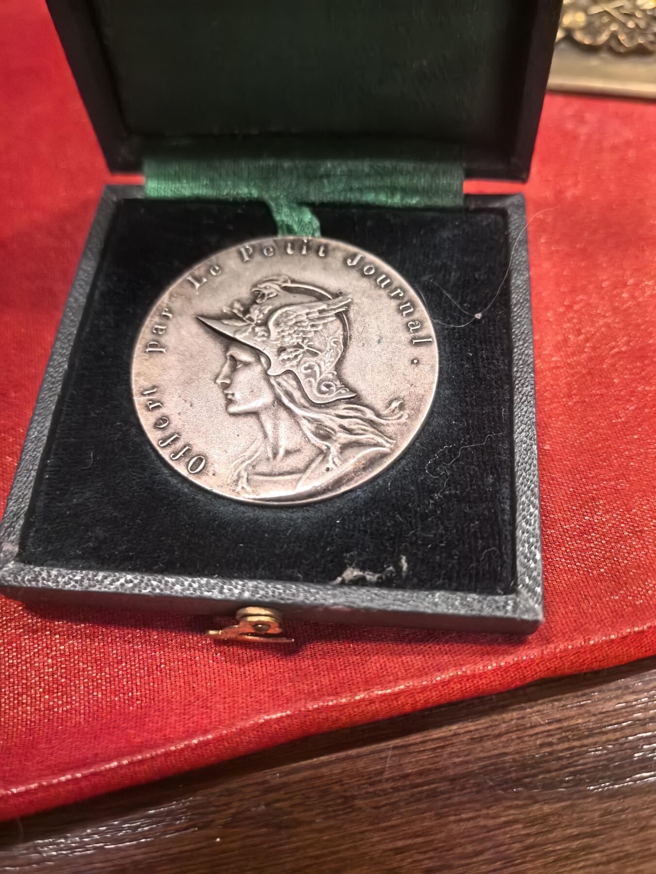 欧洲银章和银币 法国《小日报》自行车比赛镀银铜章解读 这是一枚由法国著名报纸《小日报》（Le Petit Journal）赞助的自行车比赛纪念章，属于19世纪末至20世纪初的产物，与当时风靡欧洲的自行车运动热潮紧密相关。