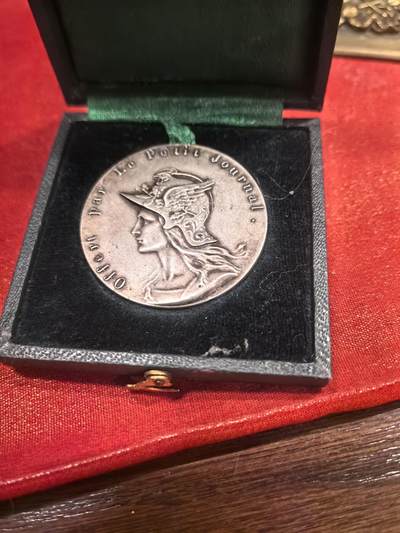 欧洲银章和银币 - 法国《小日报》自行车比赛镀银铜章解读 这是一枚由法国著名报纸《小日报》（Le Petit Journal）赞助的自行车比赛纪念章，属于19世纪末至20世纪初的产物，与当时风靡欧洲的自行车运动热潮紧密相关。