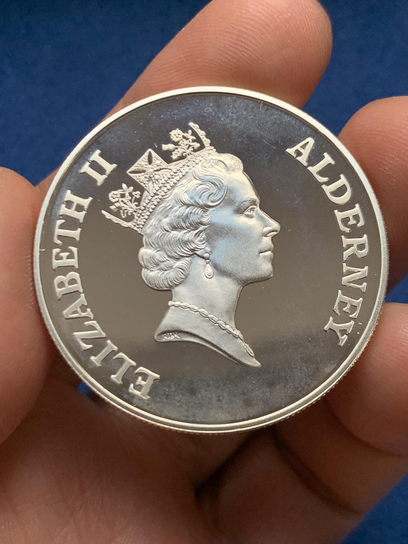 《竞宝斋》第467场 周日，周一 2场连拍 （全场包邮）欢迎送拍 奥尔德尼2000年千禧年5英镑银币 925银 28.2克