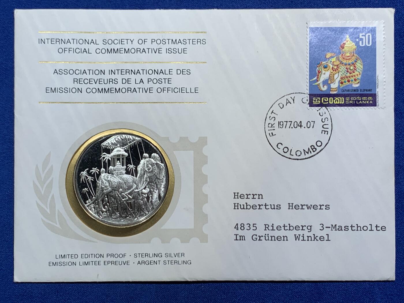 《竞宝斋》第467场 周日，周一 2场连拍 （全场包邮）欢迎送拍 1977年国际邮政局长协会发行纪念章，首日封为斯里兰卡宝石大象，由艺术家唐纳德·博尔哈设计，富兰克林造币厂铸造，重20.5克，标准925银
