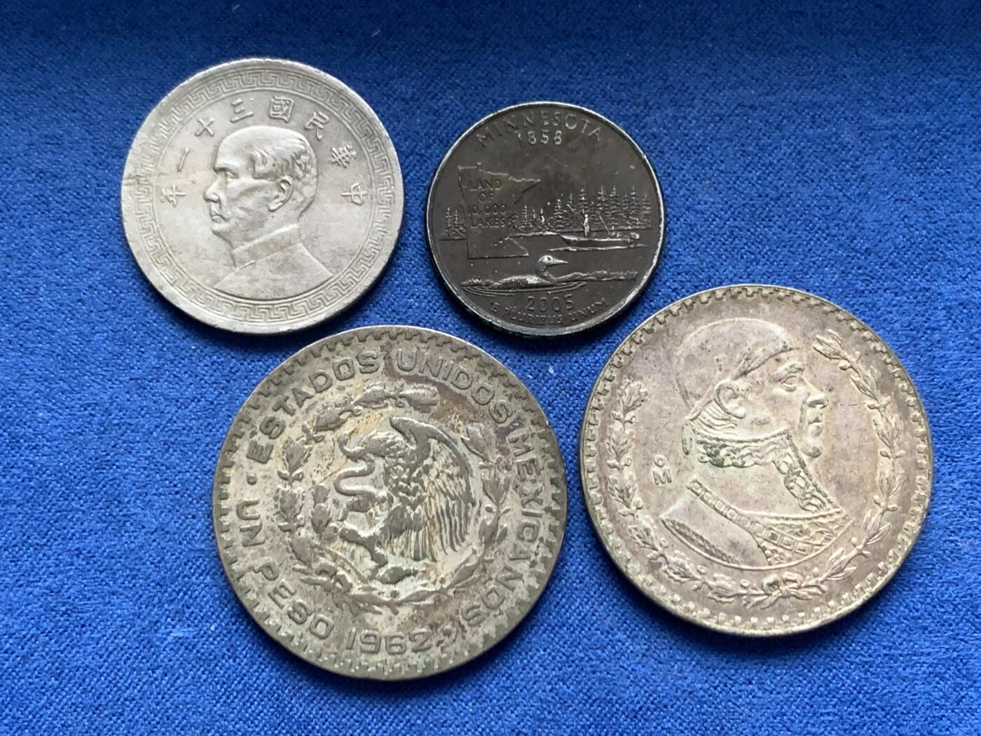 《竞宝斋》第467场 周日，周一 2场连拍 （全场包邮）欢迎送拍 四枚一组 1962年1比索两枚+民国半圆一枚+25分美国纪念币一枚 细节见图