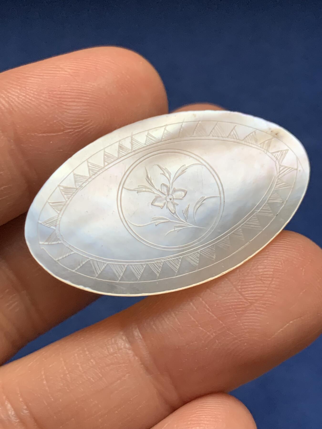 《竞宝斋》第467场 周日，周一 2场连拍 （全场包邮）欢迎送拍 三枚一组 英国一线回流清螺钿贝母筹码，圆形椭圆型，圆形素片呈现出贝母天然纹路，珠光水润，另外两枚满工花卉精雕。