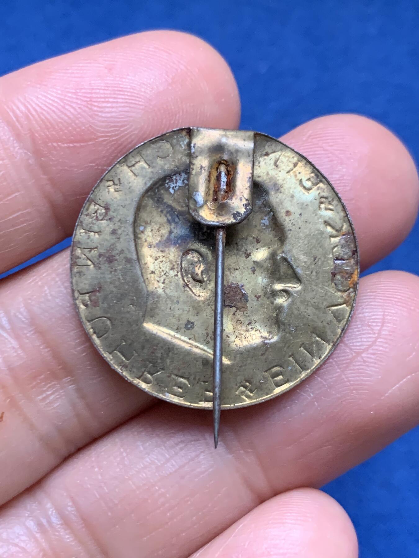 《竞宝斋》第467场 周日，周一 2场连拍 （全场包邮）欢迎送拍 德国1933-1945年美术落榜生胸针，1.68克，章牌目录C-201。细节见图