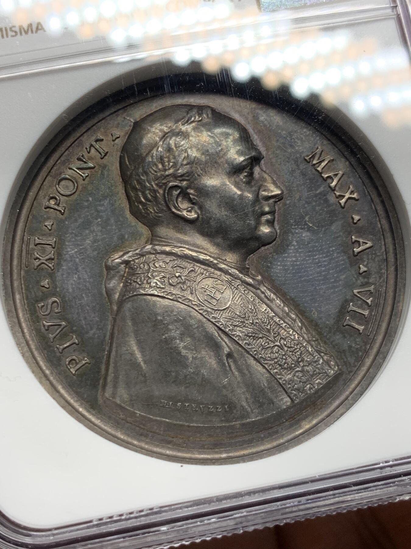 《竞宝斋》第467场 周日，周一 2场连拍 （全场包邮）欢迎送拍 NGC MS62 梵蒂冈1928年保罗十一世教皇耶稣城城市景观大银章，双面深彩包浆，高浮雕立体感强，建筑刻画细节精致，值得珍藏，加厚盒。