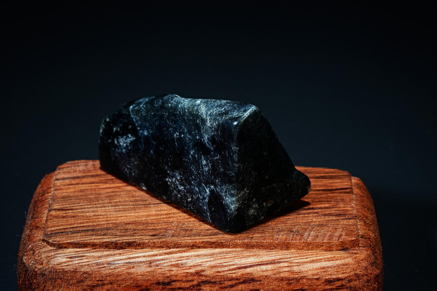 上海都达杂项专场四十四【全场包邮】  和田玉原石随型摆件连座91-90