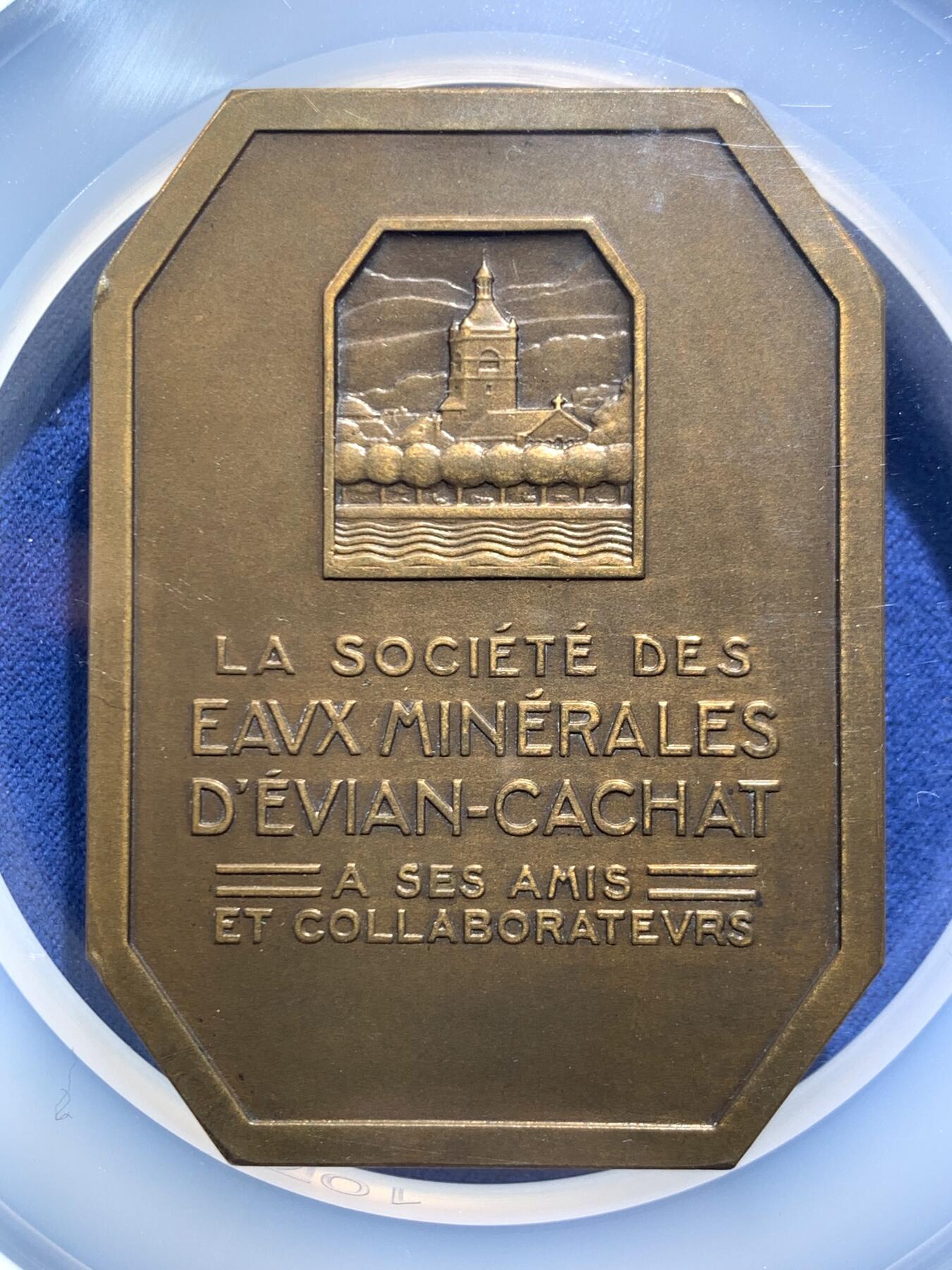 《竞宝斋》第467场 周日，周一 2场连拍 （全场包邮）欢迎送拍 NGC MS63BN 法国新艺术章牌 Renard 大师作品《依云温泉》 清凉名章 加大加厚盒