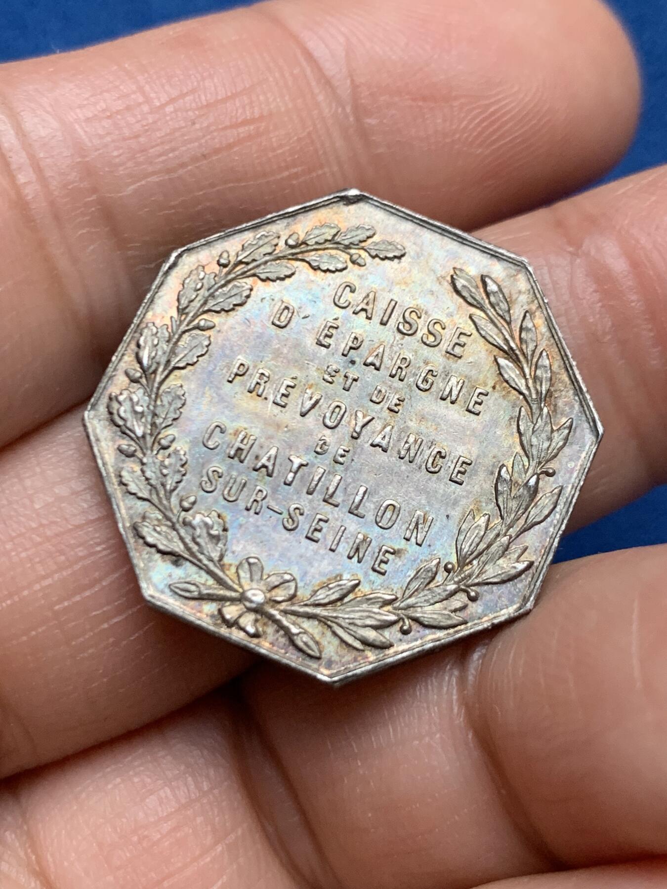 《竞宝斋》第467场 周日，周一 2场连拍 （全场包邮）欢迎送拍 法国塞纳省储蓄银行纪念八角银质代币，8.78克，25.6mm，丰饶角边铭