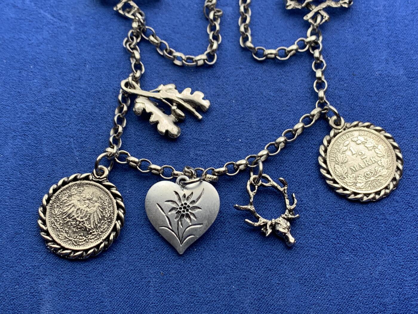 《竞宝斋》第467场 周日，周一 2场连拍 （全场包邮）欢迎送拍 欧洲工艺链饰 含两枚1/2马克银币 其它部分 各种材质都有，有的竟然含金 重29.25克。