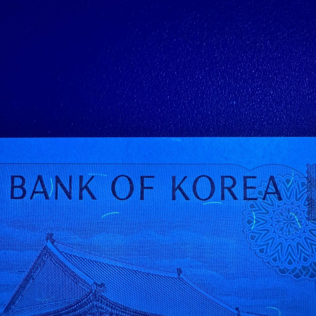 第15期 库存 韩国1983年10000 全新unc- 上边有潮