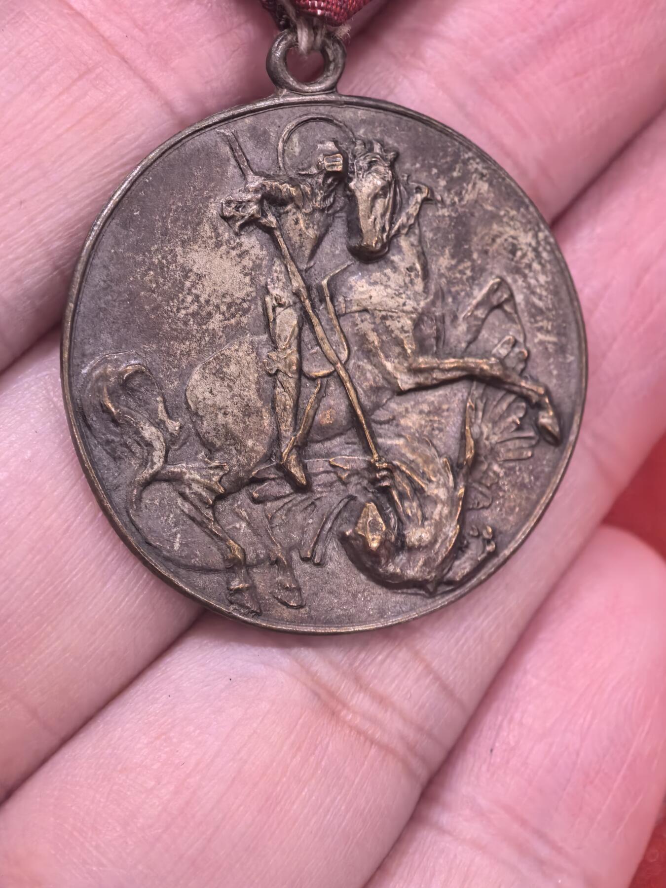 欧洲银章和银币  1941-1942年西班牙“全勤与守时”主题铜质奖章解读 这是一枚西班牙佛朗哥独裁时期（1939-1975）的机构表彰奖章，核心主题为“全勤与守时”，正面采用经典的圣乔治屠龙图案