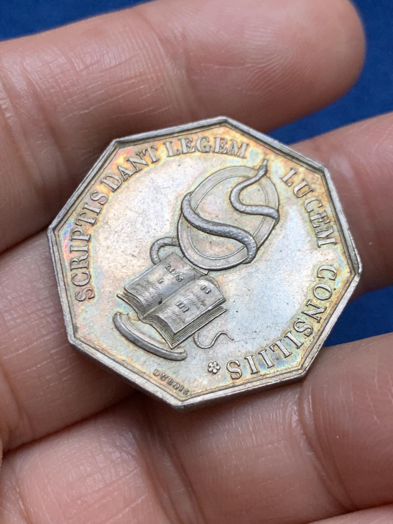 《竞宝斋》第467场 周日，周一 2场连拍 （全场包邮）欢迎送拍 法国曼斯公证人八角银质代币，蜜蜂边铭，正面是蛇形缠绕的镜子和书籍，背面是曼斯地区公证人协会，直径：28.6mm，重量：11.5g