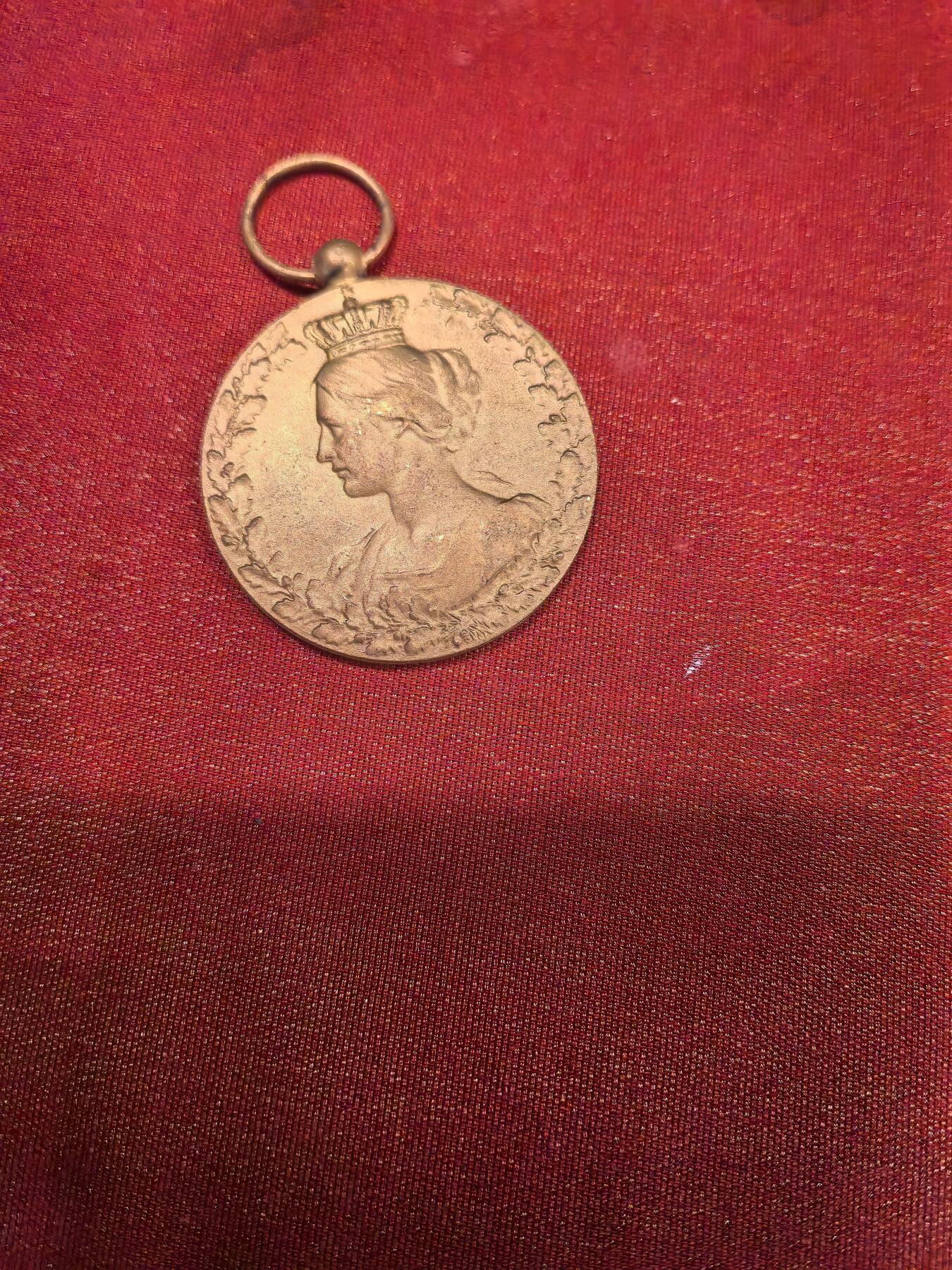 欧洲银章和银币 比利时一战国家援助与食品委员会奖章（1914-1918）解读 这是一枚由比利时雕刻家 Godefroy Devreese 设计的铜质镀金奖章，用于表彰在第一次世界大战期间，为比利时国家援助与食品委员会