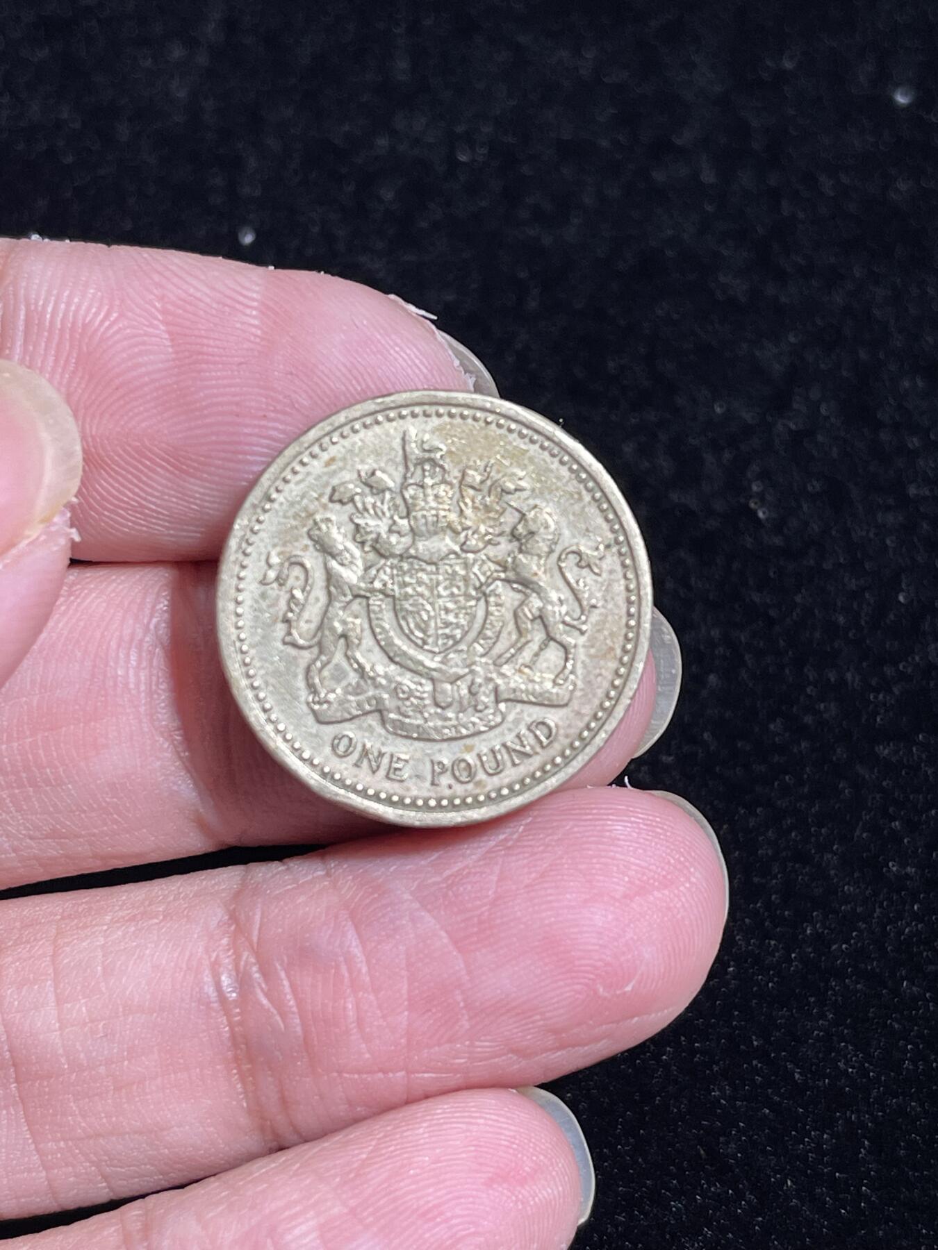 1983年 1英镑 硬币后的贵族朋友