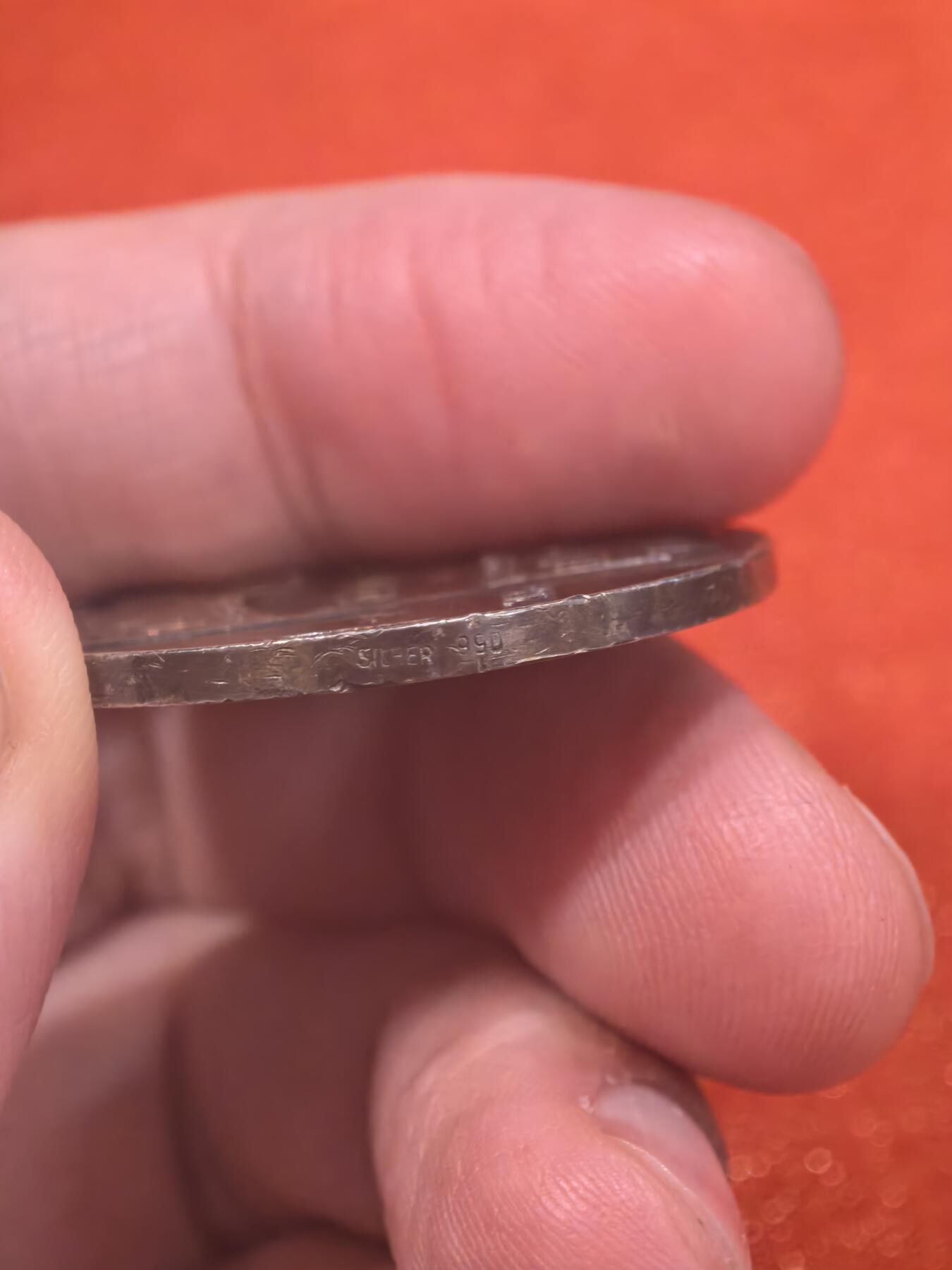 欧洲银章和银币 德国攻占华沙纪念银章解读 这是一枚为纪念**巴伐利亚亲王利奥波德（Prinz Leopold von Bayern）**于1915年8月5日攻占华沙而发行的银质纪念章，属于第一次世界大战期间的爱国纪念章系列。