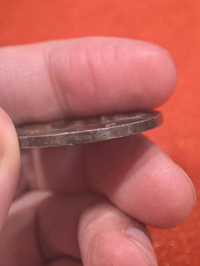 欧洲银章、铜章，大优惠起拍价都是银价计算 德国攻占华沙纪念银章解读 这是一枚为纪念**巴伐利亚亲王利奥波德（Prinz Leopold von Bayern）**于1915年8月5日攻占华沙而发行的银质纪念章18.1克，属于第一次世界大战期间的爱国纪念章系列。