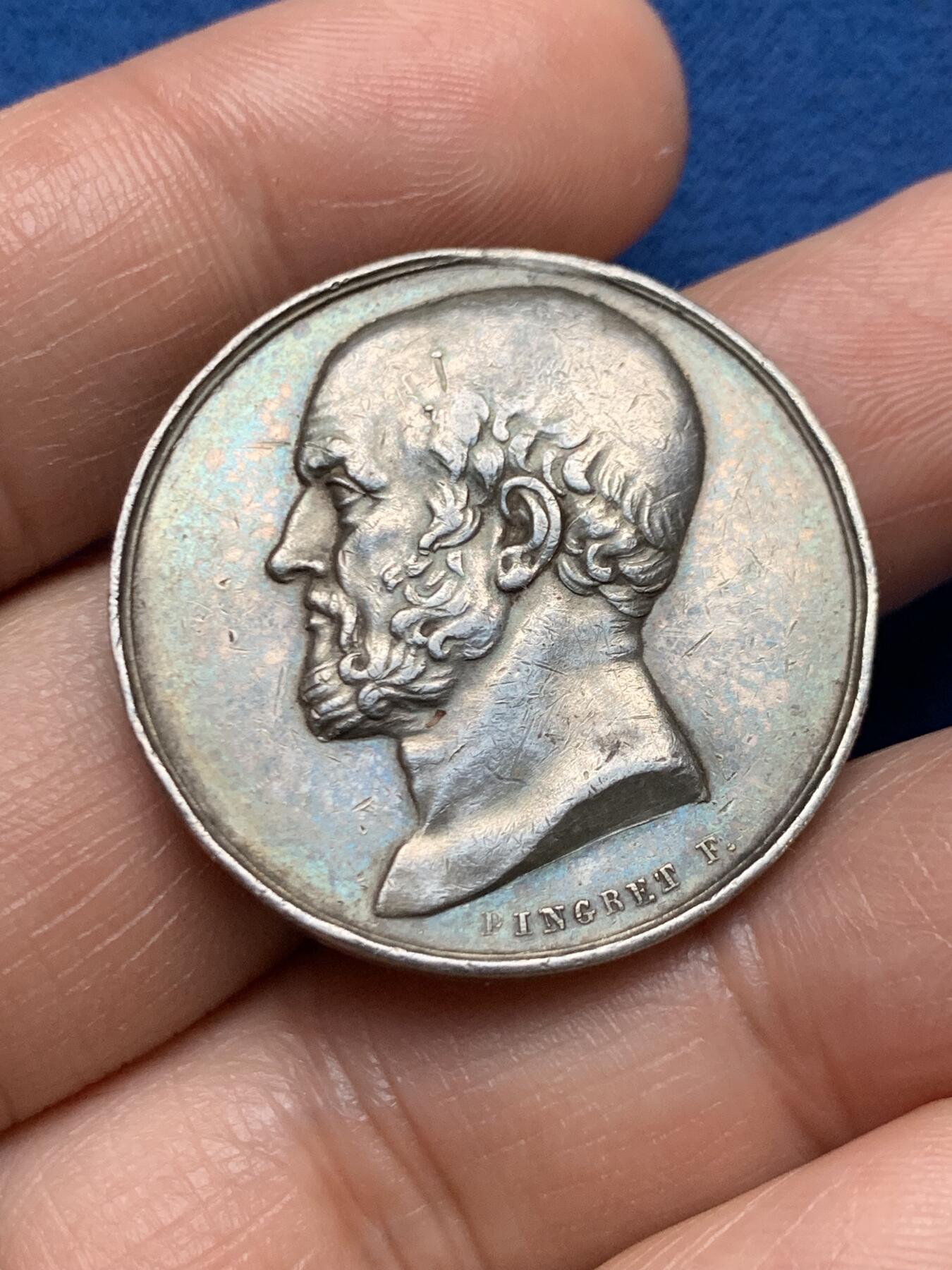 《竞宝斋》第467场 周日，周一 2场连拍 （全场包邮）欢迎送拍 法国医学协会银章，直径：31.8mm，重：12.55g，神灯边铭。