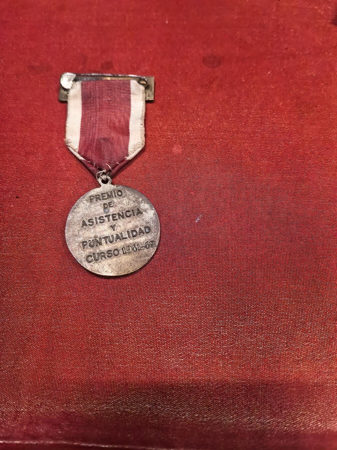 欧洲银章和银币  1941-1942年西班牙“全勤与守时”主题铜质奖章解读 这是一枚西班牙佛朗哥独裁时期（1939-1975）的机构表彰奖章，核心主题为“全勤与守时”，正面采用经典的圣乔治屠龙图案