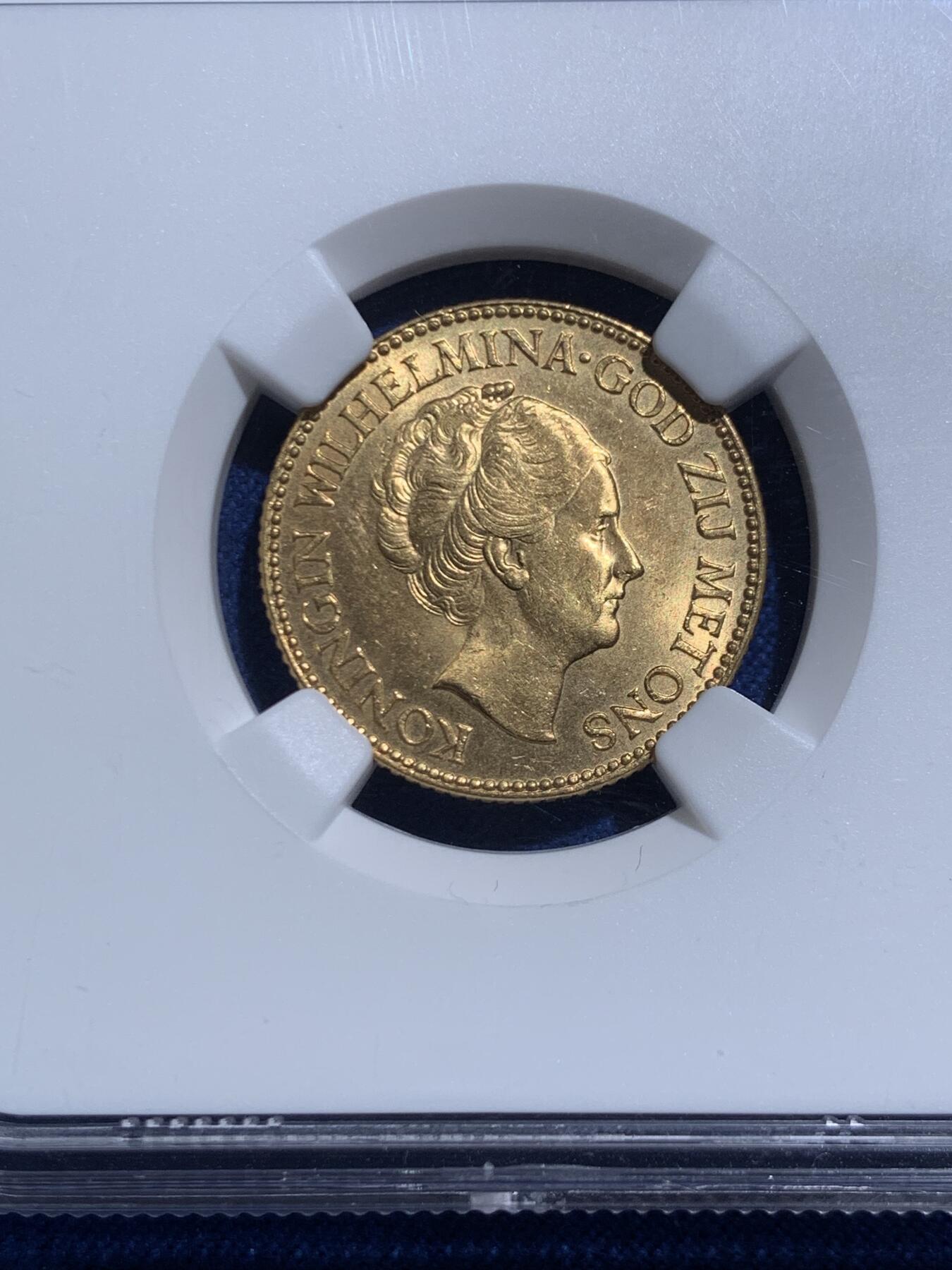 《竞宝斋》第467场 周日，周一 2场连拍 （全场包邮）欢迎送拍 NGC MS64 荷兰1925年威廉明娜女王10盾金币，高分适合收藏，6.72g，900金。