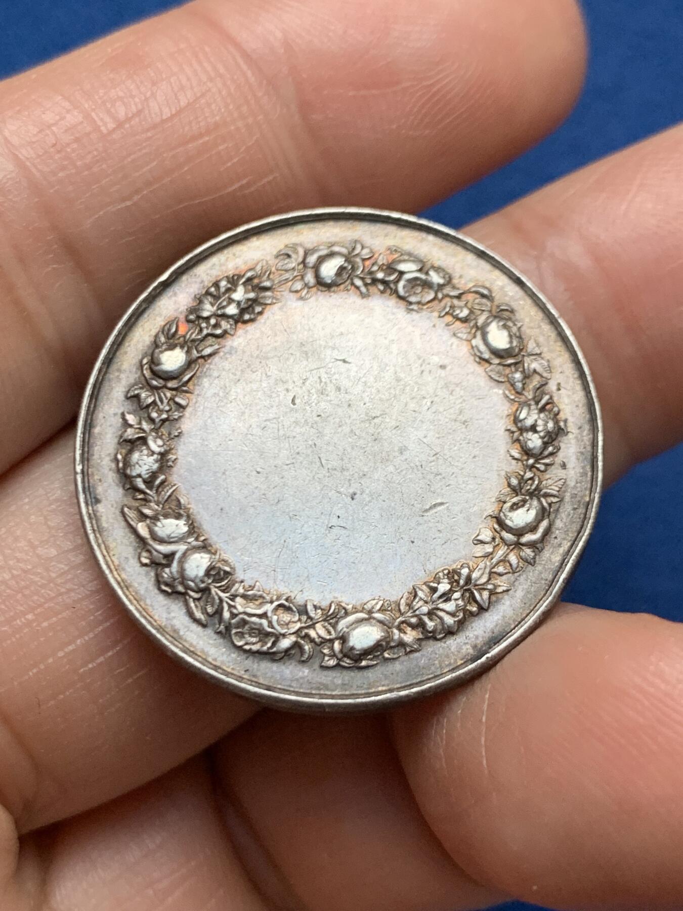 《竞宝斋》第467场 周日，周一 2场连拍 （全场包邮）欢迎送拍 法国19世纪结婚纪念银章，丰饶角AR边铭950银，29mm，12.05克。