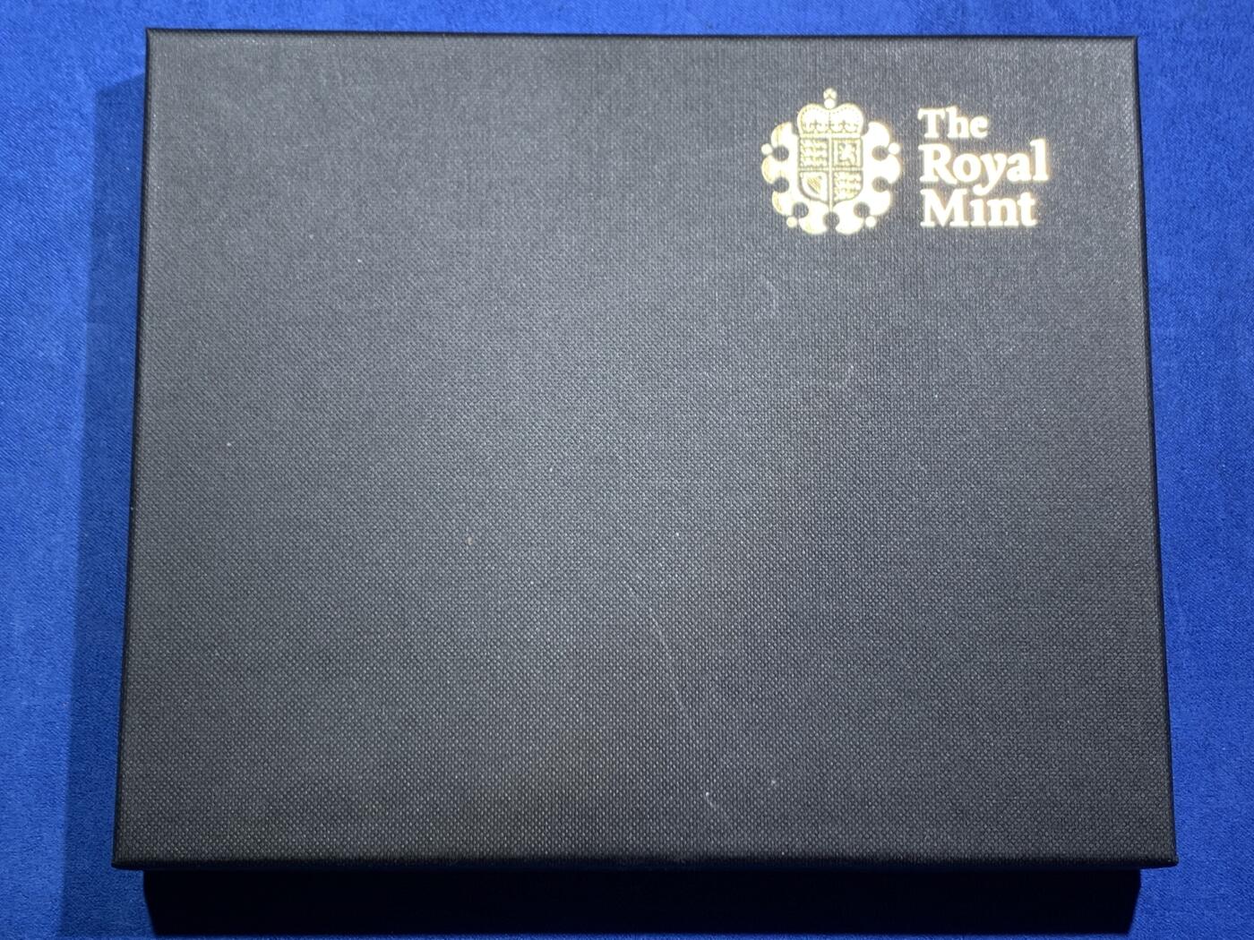 《竞宝斋》第467场 周日，周一 2场连拍 （全场包邮）欢迎送拍 英国2011年14枚标准精制纪念币套 含2枚城市（爱丁堡和卡迪夫）币和一枚5镑 盒证全 发行量：2万 细节见图